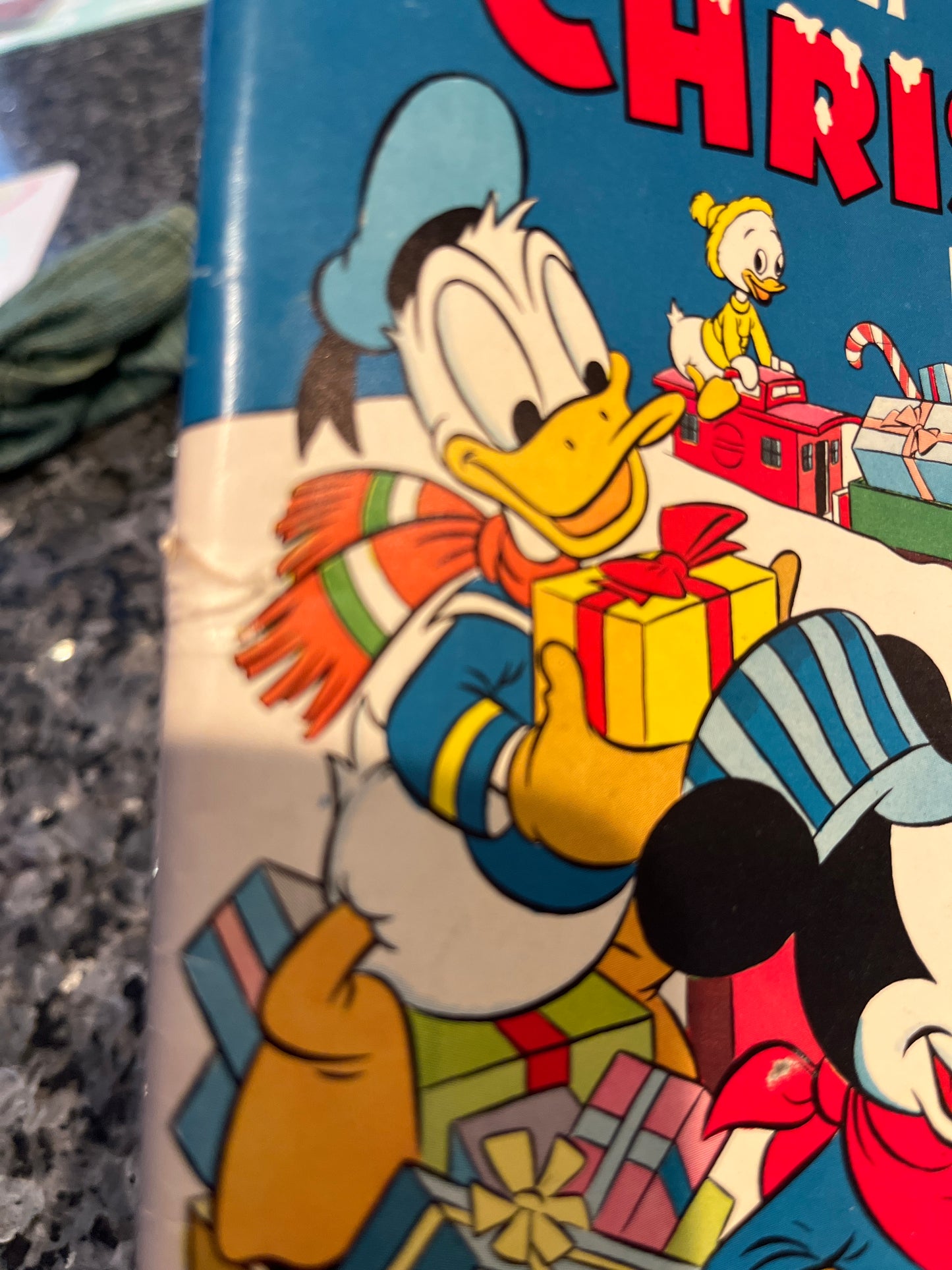 WALT DISNEY CHRISTMAS PARADE #5 1967 BEAUTIFUL COLOR SPINE TEAR