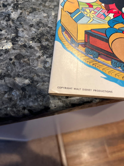 WALT DISNEY CHRISTMAS PARADE #5 1967 BEAUTIFUL COLOR SPINE TEAR