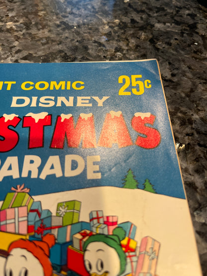 WALT DISNEY CHRISTMAS PARADE #5 1967 BEAUTIFUL COLOR SPINE TEAR