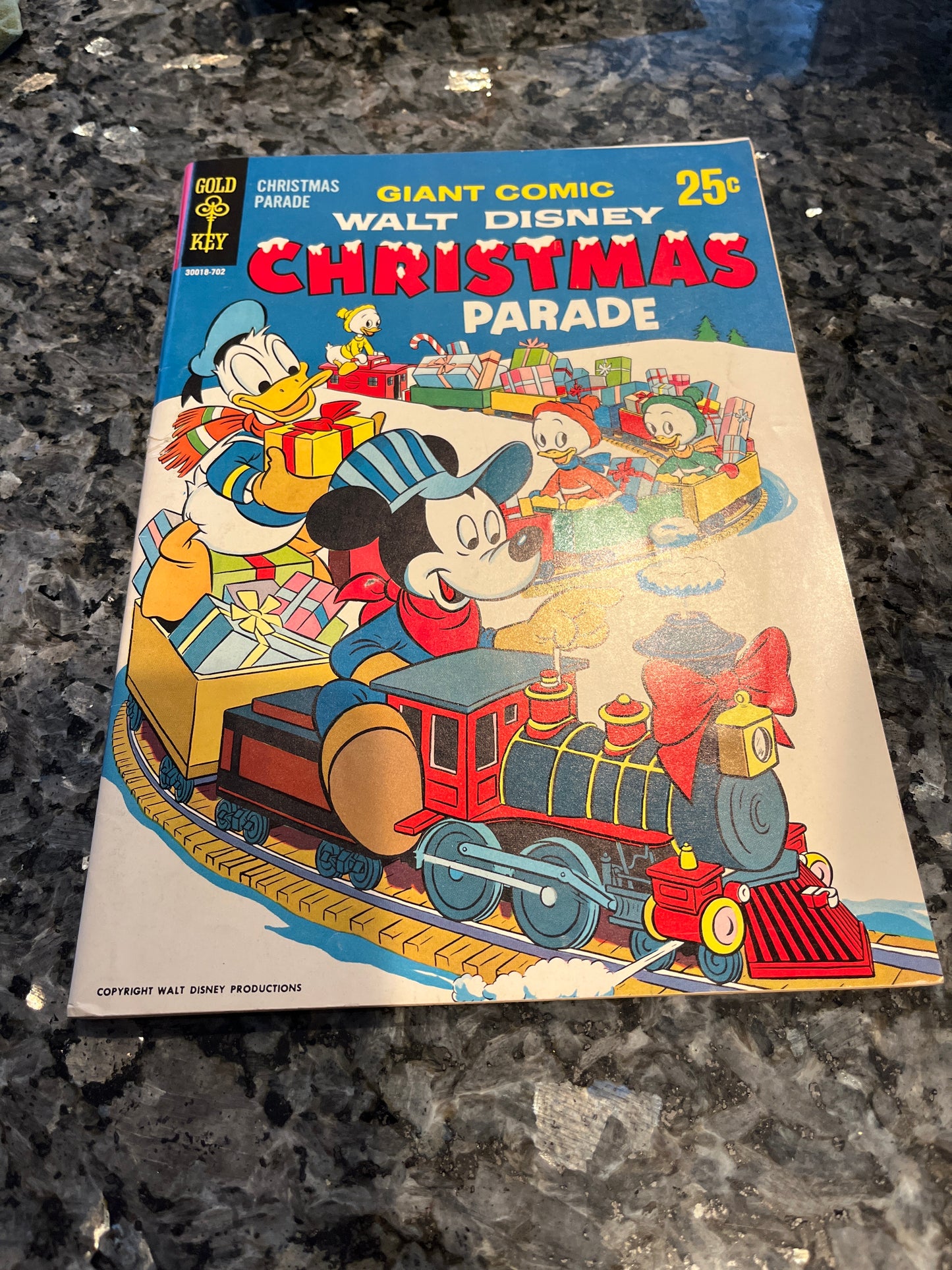 WALT DISNEY CHRISTMAS PARADE #5 1967 BEAUTIFUL COLOR SPINE TEAR
