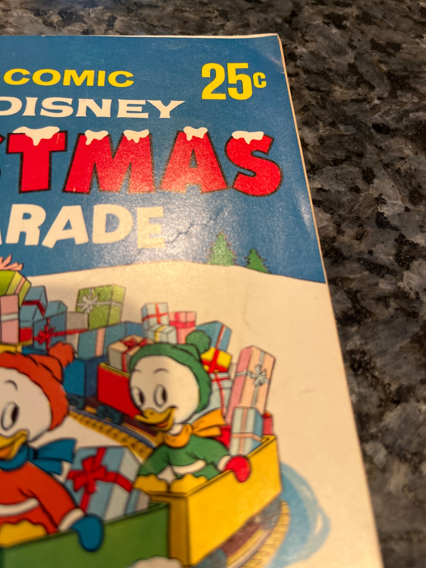 WALT DISNEY CHRISTMAS PARADE #5 1967 BEAUTIFUL COLOR SPINE TEAR